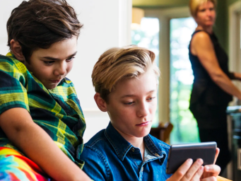 Британский регулятор заявил о проверке соцсетей на предмет защиты детей