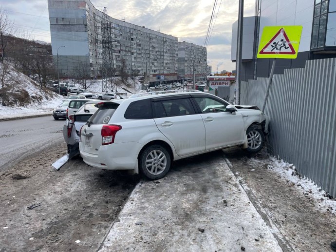 Четыре машины «в мясо»: Suzuki Jimny устроил массовое ДТП во Владивостоке