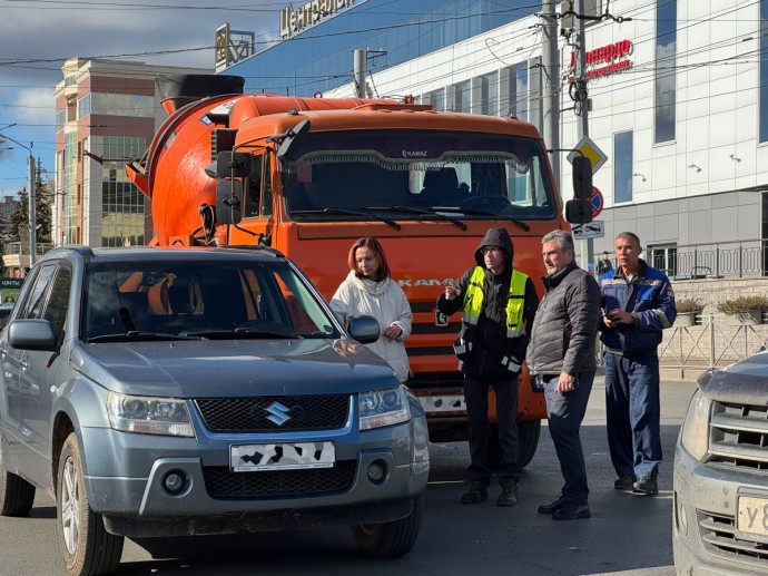 В Кирове столкнулись бетономешалка и иномарка