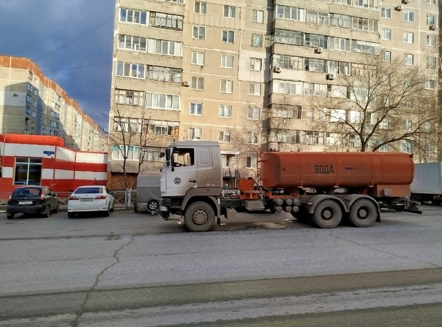 На северо-западе Саранска курсируют автоцистерны с водой для снабжения населения в период ремонта