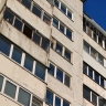 Ледяной навес на крыше девятиэтажки в Южно-Сахалинске грозит рухнуть на крыльцо детского сада