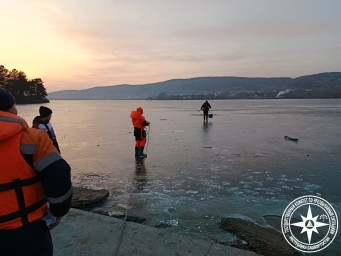В Башкирии спасатели эвакуировали рыбака с опасного льда
