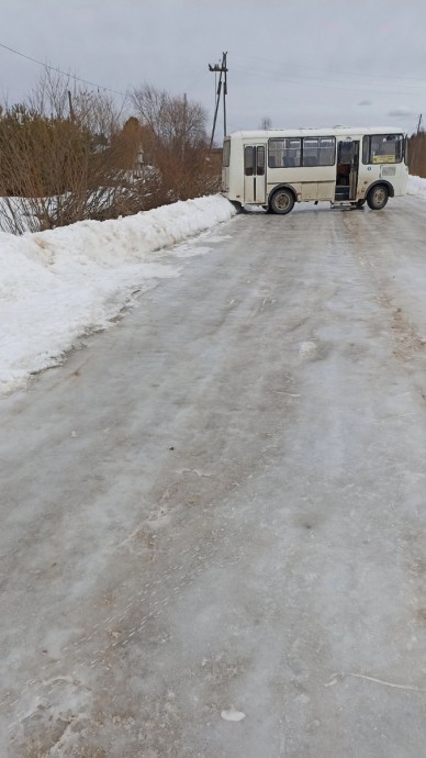 В Подосиновском районе автобус не смог проехать по «зеркальной» дороге