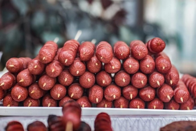 Можно смело покупать – там чистое мясо: Роскачество назвало лучшие марки сосисок и сарделек