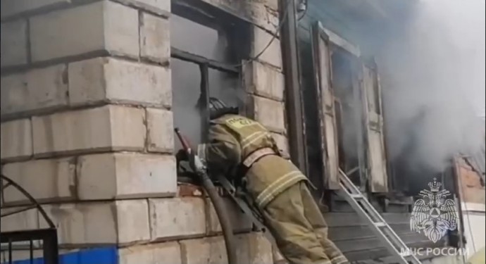 В Астрахани шалость детей привела к пожару в квартире