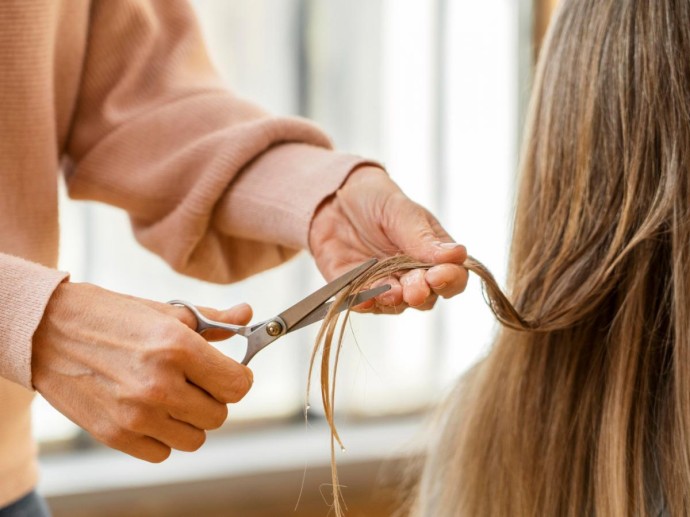 Стрижка длинный боб визуально стройнит лицо и подчёркивает линию подбородка