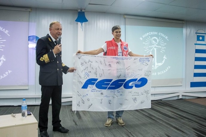 Флаг FESCO совершил путешествие из Антарктиды на Северный полюс и вернулся во Владивосток