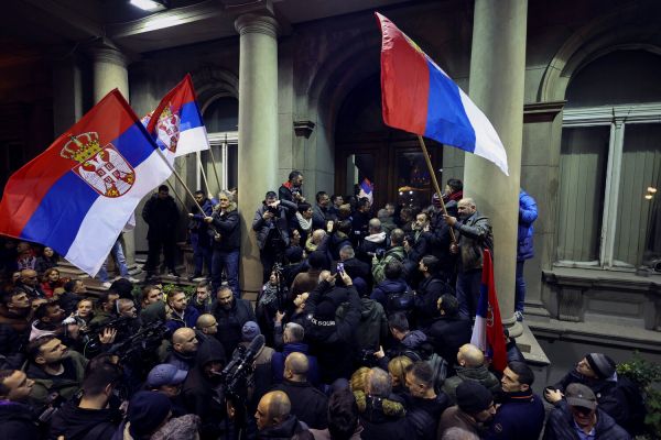 Вице-премьер Сербии назвал протесты в стране попыткой «цветной революции»