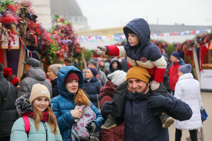 Путин: семья, где растут трое и больше детей, должна стать нормой