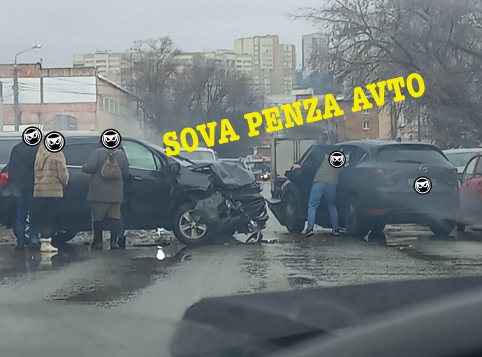 На улице Металлистов в Пензе в страшной аварии изуродовало две машины