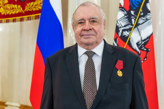 Мэр Москвы вручил награды выдающимся жителям столицы в преддверии Дня России