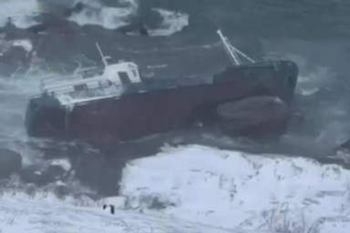 Два судна открепились от причала у берегов Териберки