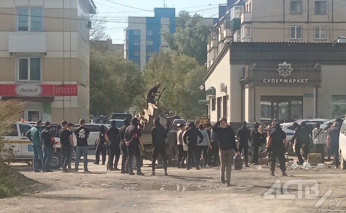 Люди в масках разломали палатку торговцев арбузами в Южно-Сахалинске Люди в масках разломали палатку торговцев арбузами в Южно-Сахалинске