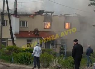 В Пензе более 40 человек тушили пожар на улице Володарского