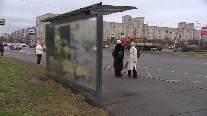 Группа подростков отмыла изрисованную вандалами остановку на Васильевском острове