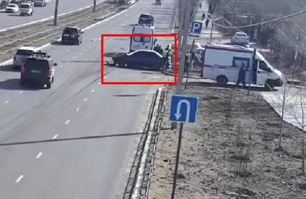 В Улан-Удэ ещё одна иномарка влетела в ограждение у ВСГУТУ