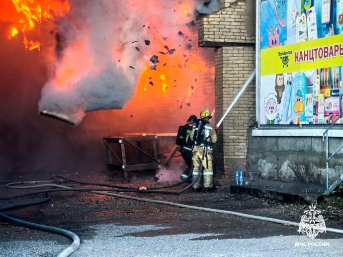 Грандиозный пожар на складе в Приморье потушен только на второй день