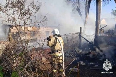 В Сакском районе тушат пожар в двух нежилых постройках