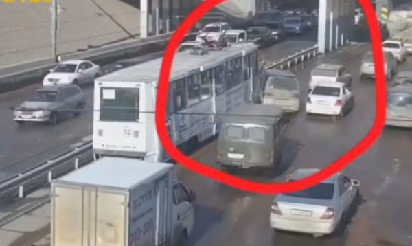 В центре Улан-Удэ произошло ДТП с участием трамвая и трёх машин