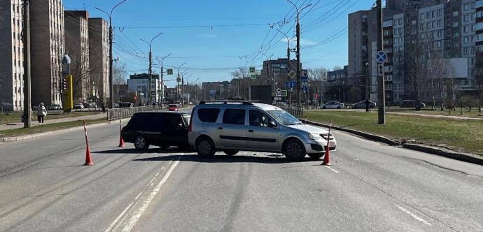 В Великом Новгороде попавший в аварию молодой водитель отправился в травмпункт