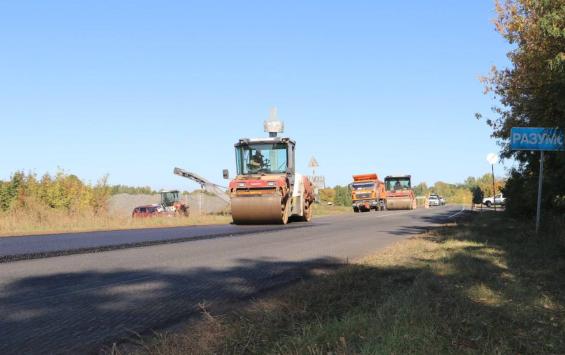 В Солнцевском районе укладывают первый слой асфальта на трассе Солнцево – Дубовец
