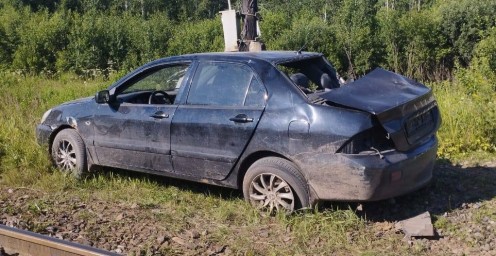 На ж/д переезде у деревни Половинник электричка столкнулась с машиной