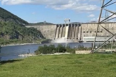 Власти подтвердили начало холостых сбросов воды на Зейской ГЭС