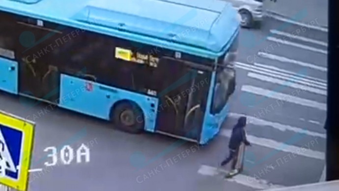 Мальчик на самокате попал под автобус в Петергофе