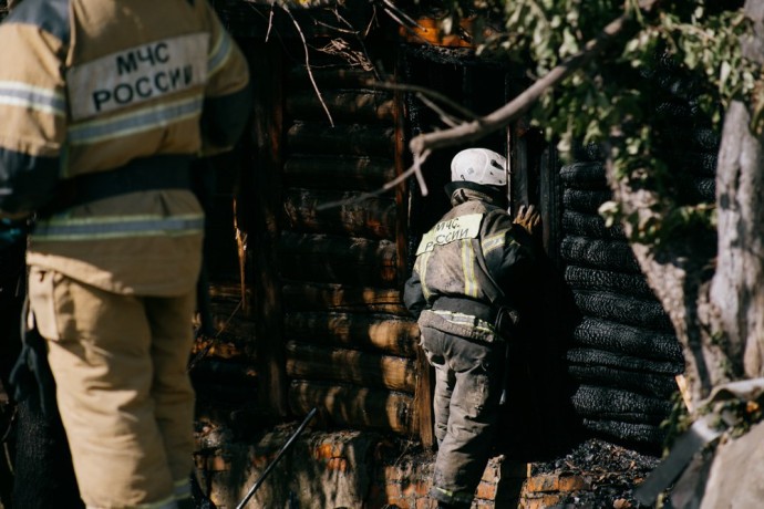 Под Пензой огонь уничтожил два гаража, машину и хозяйственные постройки