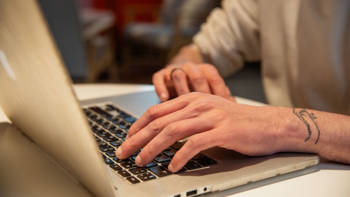 Отношение к переработкам и оплате труда: чем зумеры отличаются от миллениалов