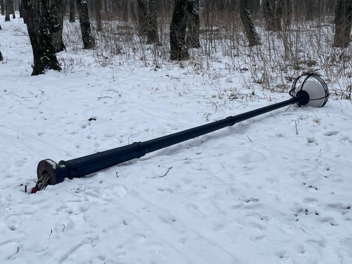 В Щёкинском районе нашли молодых людей, повредивших фонарь в парке