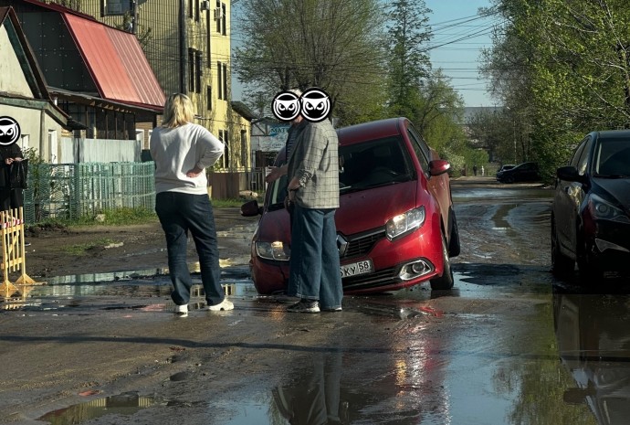 На улице Галетной в Пензе в яму на дороге провалился автомобиль