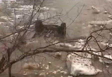 В Башкирии автомобиль с людьми рухнул в ледяную реку