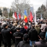 В Кишиневе полиция предотвратила драку сторонников Санду и Гуцул возле суда