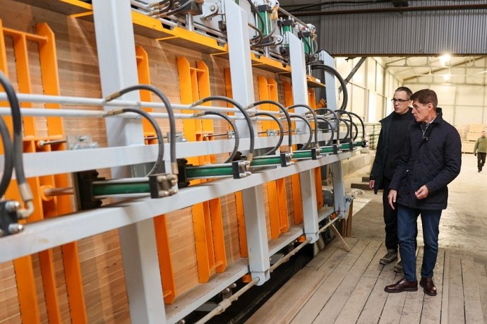 Олег Кожемяко посетил восстановленный после пожара лесоперерабатывающий комплекс в Лесозаводске