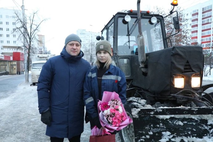 Мэр Уфы рассказал о 20-летней девушке-трактористке Мэр Уфы рассказал о 20-летней девушке-трактористке