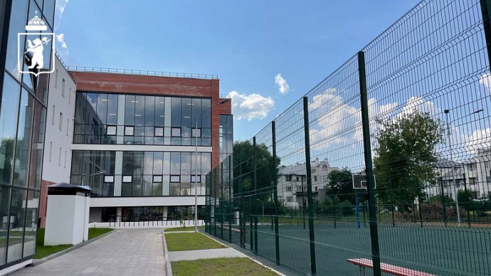Кабинеты новой школы в Ярославле начали оборудовать мебелью