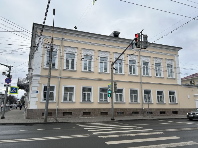 Дома в центральной части Ярославля украшают подсветкой