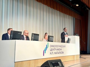 Константин Звоник поздравил медицинских работников в Онкоцентре им. Н. П. Напалкова