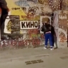 Стену Цоя в Москве снова пришлось восстанавливать. Поклонники музыканта работали всю ночь