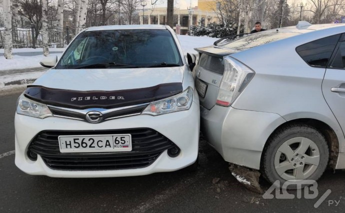 Сдавал назад "вслепую": два таксиста не смогли разъехаться на дороге в Южно-Сахалинске