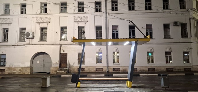 В центре Ярославля водитель врезался в новую остановку В центре Ярославля водитель врезался в новую остановку