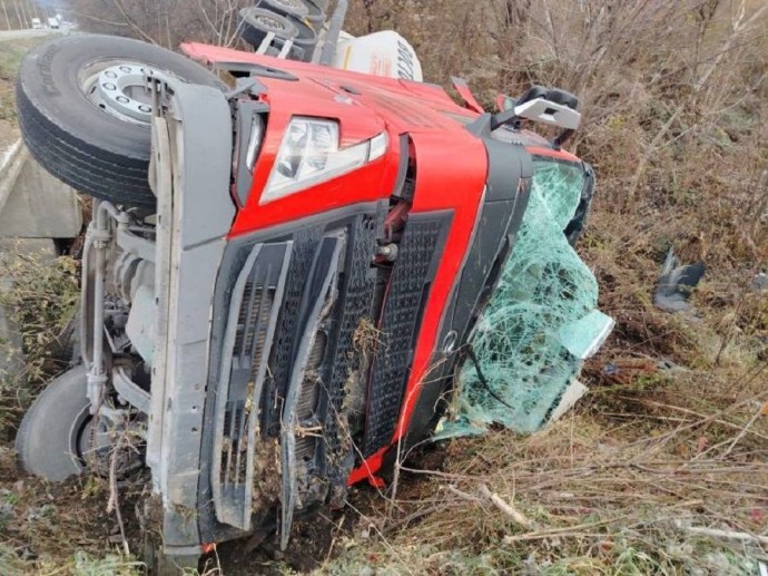 Тягач улетел в кювет по пути в Находку, утащив с собой молодую женщину