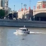 Мужчина упал в реку с Большого Москворецкого моста и обманул москвичей. Полиция разбирается в ситуации