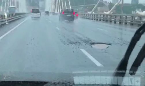 Свежий асфальт на Золотом мосту «смыло» дождем: автомобилисты в недоумении от новых ям
