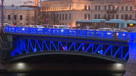 Дворцовый, Троицкий мосты и мост Бетанкура осветили синим цветом в поддержку проекта «Мечты сбываются»