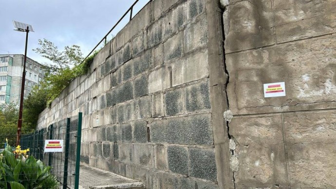 Две подпорные стены во Владивостоке готовятся рухнуть на автомобили