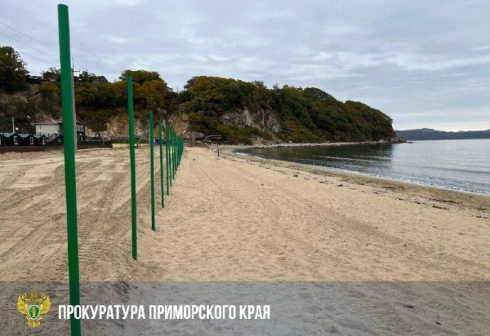 Незаконную стройку обнаружили на одном из пляжей в Приморье Незаконную стройку обнаружили на одном из пляжей в Приморье