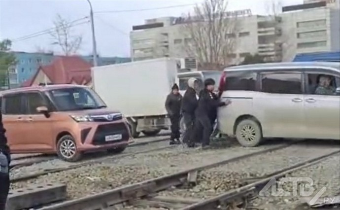 Tank забуксовал: автомобилисты с большим трудом прорываются через ж/д переезд в областном центре