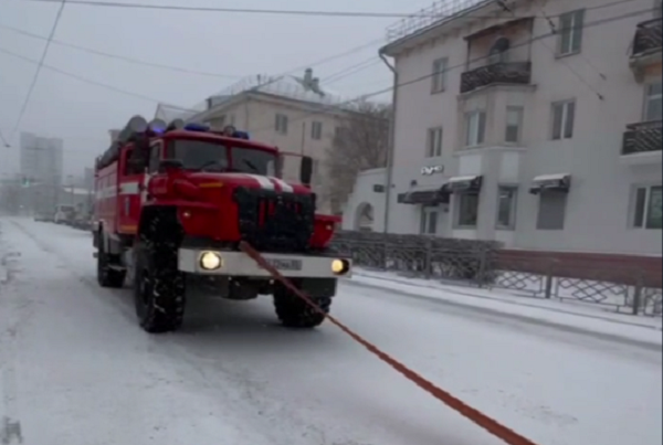 В центре Улан-Удэ спасли забуксовавшую фуру В центре Улан-Удэ спасли забуксовавшую фуру